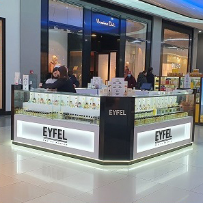 витрина магазина духов eyfel